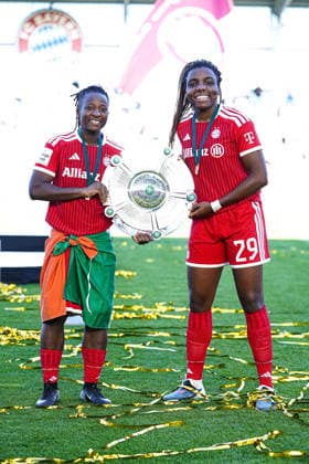 Bernadette Amani (15 Bayern) und Edna Imade (29 Bayern) feiern mit der Meisterschale den Sieg der Deutschen Meisterschaft der Google Pixel Frauen Bundesliga 2025 2026 am 09.05.2026. München FC Bayern Campus Bayern Deutschland