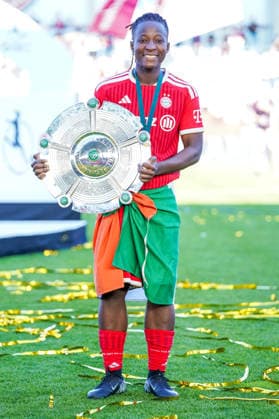 Bernadette Amani (15 Bayern) feiert mit der Meisterschale den Sieg der Deutschen Meisterschaft der Google Pixel Frauen Bundesliga 2025 2026 am 09.05.2026. München FC Bayern Campus Bayern Deutschland