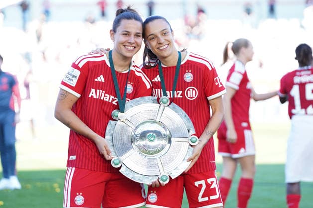 Lena Oberdorf (8 Bayern) und ihre Freundin Natalia Padilla Bidas (23 Bayern) feiern den Sieg der Deutschen Meisterschaft der Google Pixel Frauen Bundesliga 2025 2026 am 09.05.2026. München FC Bayern Campus Bayern Deutschland