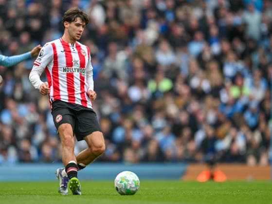 Manchester City v Brentford Premier League Aaron Hickey of Brentford during the Premier League match at the Etihad Stadium, Manchester 09 05 2026 UK Newspapers OUT Copyright: xKarlxVallantinex FIL-23409-0103