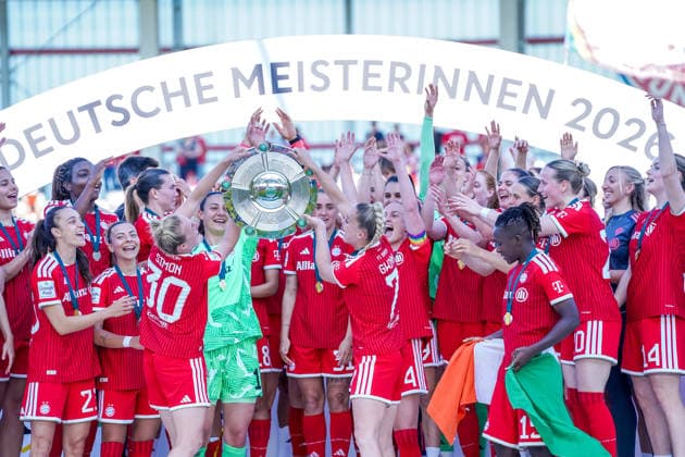 Carolin Simon (30 FC Bayern) und Giulia Gwinn (7 FC Bayern) halten die Meisterschale in die Luft bei der Feier der Deutschen Meisterschaft der Google Pixel Frauen Bundesliga 2025 2026 am 09.05.2026. München FC Bayern Campus Bayern Deutschland