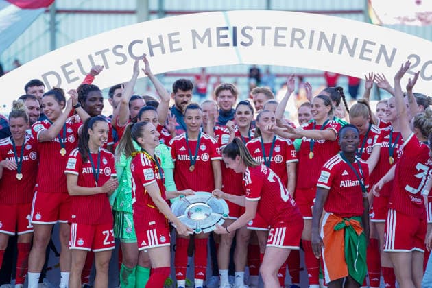 Katharina Naschenweng (19 FC Bayern) und Sarah Zadrazil (25 FC Bayern) heben die Meisterschale in die Luft bei der Feier der Deutschen Meisterschaft der Google Pixel Frauen Bundesliga 2025 2026 am 09.05.2026. München FC Bayern Campus Bayern Deutschland