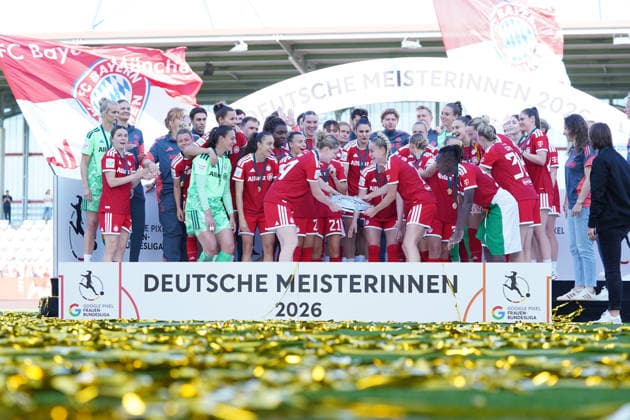 Das Team des FC Bayern München Maria Luisa Grohs (1 Bayern) , Stine Ballisager (3 Bayern) , Glodis Viggosdottir (4 FC Bayern) , Magdalena Eriksson (5 FC Bayern) , Giulia Gwinn (7 FC Bayern) , Lena Oberdorf (8 Bayern) , Jovana Damnjanovic (9 Bayern) ,Linda Dallmann (10 FC Bayern) , Alara Sehitler (14 Bayern) , Bernadette Amani (15 Bayern) , Klara Bühl (17 FC Bayern) , Momoko Tanikawa (18 Bayern) , Franziska Kett (20 Bayern) , Pernille Harder (21 Bayern) , Natalia Padilla Bidas (23 Bayern) , Sarah Zadrazil (25 FC Bayern) , Arianna Caruso (27 Bayern) , Barbara Dunst (28 Bayern) , Edna Imade (29 Bayern) , Georgia Stanway (31 FC Bayern) , Ena Mahmutovic (32 Bayern) , Anna Klink (38 Bayern) feiern den Sieg der Deutschen Meisterschaft der Google Pixel Frauen Bundesliga 2025 2026 am 09.05.2026. München FC Bayern Campus Bayern Deutschland