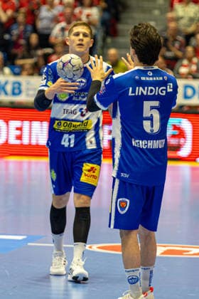 DAIKIN Handball Bundesliga, Kassel, MT Melsungen vs. ThSV Eisenach, Rothenbach-Halle Kassel; 09.05.2026 DAIKIN Handball Bundesliga, Kassel, Germany - 09.05.2026: Vukasin Antonijevic (ThSV Eisenach, 41) und Timothy Reichmuth (ThSV Eisenach, 5) spielen sich den Ball zu, Handball BundesligaL, Spiel der MT Melsungen vs. ThSV Eisenach, Rothenbach-Halle Kassel Copyright: xBEAUTIFULxSPORTS Freudensteinx