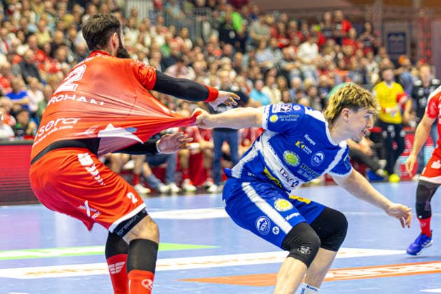 DAIKIN Handball Bundesliga, Kassel, MT Melsungen vs. ThSV Eisenach, Rothenbach-Halle Kassel; 09.05.2026 DAIKIN Handball Bundesliga, Kassel, Germany - 09.05.2026: Ruben Marchan Criado (MT Melsungen, 2) wird am Trikot gezogen, Handball BundesligaL, Spiel der MT Melsungen vs. ThSV Eisenach, Rothenbach-Halle Kassel Copyright: xBEAUTIFULxSPORTS Freudensteinx