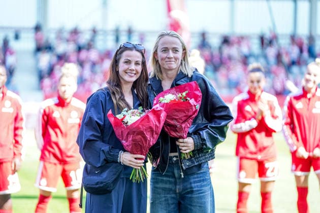 Die ehemaligen Bayern Spielerinnen Tuva Hansen und Lea Schüller werden verabschiedet vor dem Google Pixel Frauen Bundesligaspiel FC Bayern München - Eintracht Frankfurt am 09.05.2026. München FC Bayern Campus Deutschland Deutschland