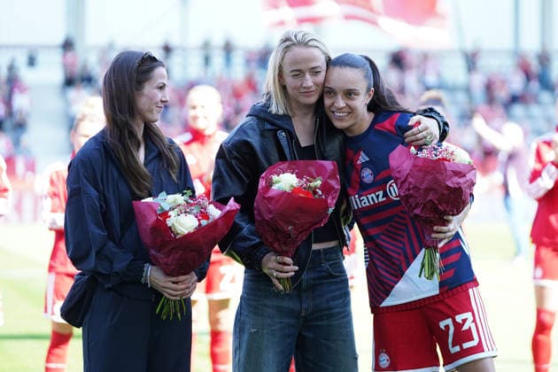 Die Spielerinnen Tuva Hansen, Lea Schüller und Natalia Padilla Bidas (23 Bayern) werden verabschiedet vor dem Google Pixel Frauen Bundesligaspiel FC Bayern München - Eintracht Frankfurt am 09.05.2026. München FC Bayern Campus Deutschland Deutschland