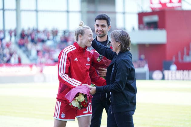 Carolin Simon (30 FC Bayern) wird von Bianca Rech ( Direktorin FC Bayern) verabschiedet vor dem Google Pixel Frauen Bundesligaspiel FC Bayern München - Eintracht Frankfurt am 09.05.2026. München FC Bayern Campus Deutschland Deutschland