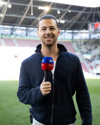 Deutschland: FC Augsburg vs. Borussia Mönchengladbach, 33. Spieltag, 1. Bundesliga, Saison 2025 26, WWK Arena (Augsburg): Riccardo Basile (Fernsehmoderator, Sky Deutschland) Augsburg WWK Arena Bayern Deutschland *** Germany FC Augsburg vs Borussia Mönchengladbach, Matchday 33, 1 Bundesliga, Season 2025 26, WWK Arena Augsburg Riccardo Basile TV presenter, Sky Germany Augsburg WWK Arena Bayern Germany Copyright: xBenedictxChristx