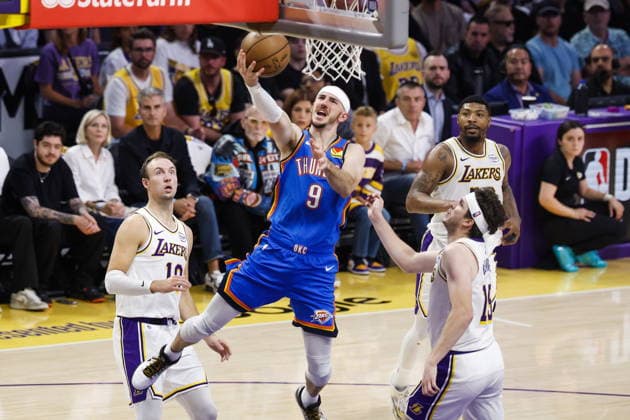 NBA, Basketball Herren, USA Playoffs - Oklahoma City Thunder at Los Angeles Lakers Thunder guard Alex Caruso (C) goes up for a layup during the first half of game three in second round of the NBA Playoffs between the Los Angeles Lakers and Oklahoma City Thunder at Crypto.Com Arena in Los Angeles, California USA, 09 May 2026. LOS ANGELES CALIFORNIA United States  Copyright: xCHRISxTORRESx
