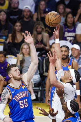 NBA, Basketball Herren, USA Playoffs - Oklahoma City Thunder at Los Angeles Lakers Thunder center Isaiah Hartenstein (L) guards Lakers center Jaxson Hayes (R) during the first half of game three in second round of the NBA Playoffs between the Los Angeles Lakers and Oklahoma City Thunder at Crypto.Com Arena in Los Angeles, California USA, 09 May 2026. LOS ANGELES CALIFORNIA United States  Copyright: xCHRISxTORRESx