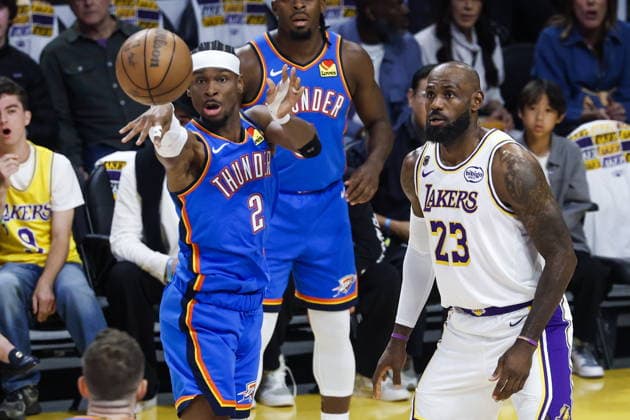 NBA, Basketball Herren, USA Playoffs - Oklahoma City Thunder at Los Angeles Lakers Thunder guard Shai Gilgeous-Alexander (L) passes the ball while guarded by Lakers forward LeBron James (R) during the first half of game three in second round of the NBA Playoffs between the Los Angeles Lakers and Oklahoma City Thunder at Crypto.Com Arena in Los Angeles, California USA, 09 May 2026. LOS ANGELES CALIFORNIA United States  Copyright: xCHRISxTORRESx