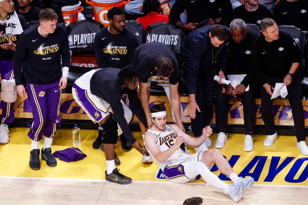 NBA, Basketball Herren, USA Playoffs - Oklahoma City Thunder at Los Angeles Lakers Lakers guard Austin Reaves (down) is helped up after getting fouled on a three-point shot during the second half of game three in second round of the NBA Playoffs between the Los Angeles Lakers and Oklahoma City Thunder at Crypto.Com Arena in Los Angeles, California USA, 09 May 2026. LOS ANGELES CALIFORNIA United States  Copyright: xCHRISxTORRESx