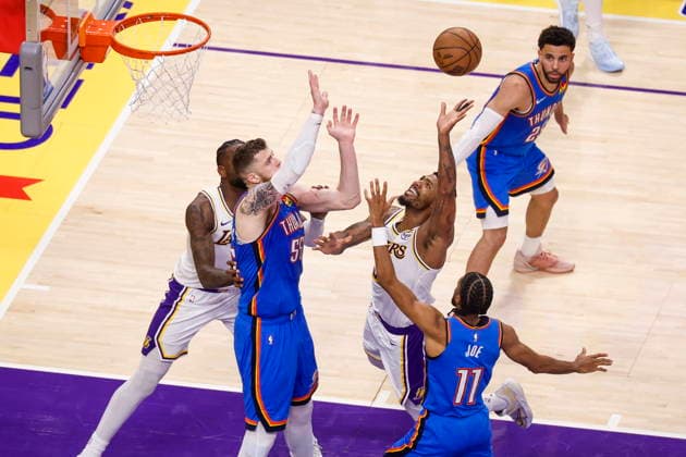 NBA, Basketball Herren, USA Playoffs - Oklahoma City Thunder at Los Angeles Lakers Lakers guard Marcus Smart (C-R) goes up for a shot over Thunder center Isaiah Hartenstein (C-L) and guard Isaiah Joe (bottom R) during the second half of game three in second round of the NBA Playoffs between the Los Angeles Lakers and Oklahoma City Thunder at Crypto.Com Arena in Los Angeles, California USA, 09 May 2026. LOS ANGELES CALIFORNIA United States  Copyright: xCHRISxTORRESx