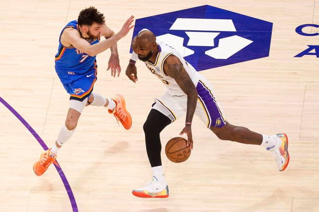 NBA, Basketball Herren, USA Playoffs - Oklahoma City Thunder at Los Angeles Lakers Lakers forward LeBron James (R) drives on Thunder forward Chet Holmgren (L) during the second half of game three in second round of the NBA Playoffs between the Los Angeles Lakers and Oklahoma City Thunder at Crypto.Com Arena in Los Angeles, California USA, 09 May 2026. LOS ANGELES CALIFORNIA United States  Copyright: xCHRISxTORRESx