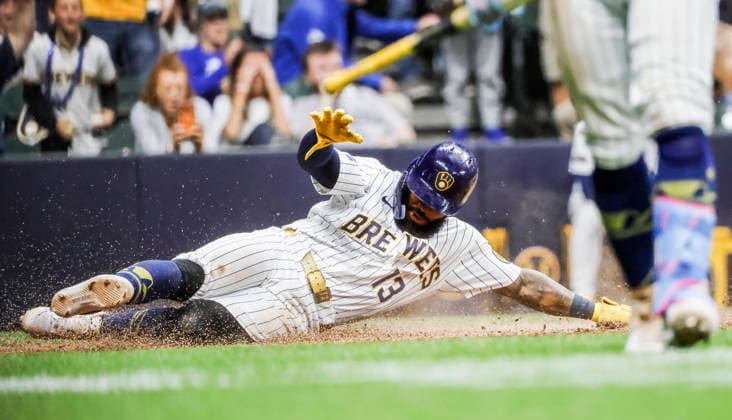 Milwaukee Brewers third baseman Luis Rengifo scores the winning run on a sacrifice fly ball hit by Milwaukee Brewers catcher William Contreras in the tenth inning of the MLB, Baseball Herren, USA game between the New York Yankees and the Milwaukee Brewers at American Family Field in Milwaukee, Wisconsin on Saturday, May 9, 2026. The Brewers defeated the Yankees 4-3.  MIL20260509844 TANNENxMAURY