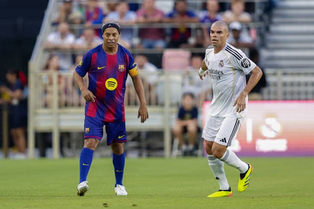 FORT LAUDERDALE, FL - MAY 09: Real Madrid Legend Pepe (3) and Barcelona Legend Ronaldinho (10) both look on during The Legends Cup game between Barca Legends and Real Madrid Leyendas at Inter Miami CF Stadium on May 9, 2026 in Fort Lauderdale,Florida.(Photo by Chris Arjoon Icon Sportswire) SOCCER: MAY 09 The Legends Cup Barca Legends vs Real Madrid Leyendas EDITORIAL USE ONLY Icon2605090010018