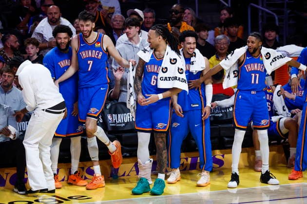 NBA, Basketball Herren, USA Playoffs - Oklahoma City Thunder at Los Angeles Lakers The Oklahoma City Thunder bench share a laugh during the second half of game three in second round of the NBA Playoffs between the Los Angeles Lakers and Oklahoma City Thunder at Crypto.Com Arena in Los Angeles, California USA, 09 May 2026. LOS ANGELES CALIFORNIA United States  Copyright: xCHRISxTORRESx