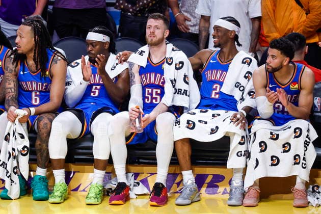 NBA, Basketball Herren, USA Playoffs - Oklahoma City Thunder at Los Angeles Lakers The Oklahoma City Thunder bench share a laugh while up big during the second half of game three in second round of the NBA Playoffs between the Los Angeles Lakers and Oklahoma City Thunder at Crypto.Com Arena in Los Angeles, California USA, 09 May 2026. LOS ANGELES CALIFORNIA United States  Copyright: xCHRISxTORRESx