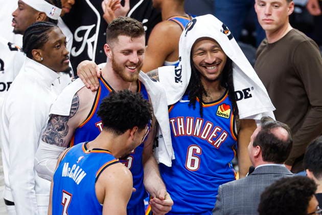 NBA, Basketball Herren, USA Playoffs - Oklahoma City Thunder at Los Angeles Lakers Thunder center Isaiah Hartenstein (C-L), guard Jared McCain (bottom L) and forward Jaylin Williams (C-R) share a laugh with their teammates following a 131-108 win during game three in second round of the NBA Playoffs between the Los Angeles Lakers and Oklahoma City Thunder at Crypto.Com Arena in Los Angeles, California USA, 09 May 2026. LOS ANGELES CALIFORNIA United States  Copyright: xCHRISxTORRESx