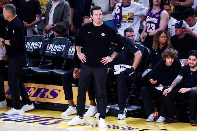 NBA, Basketball Herren, USA Playoffs - Oklahoma City Thunder at Los Angeles Lakers Lakers Head Coach JJ Reddick heads to the locker room following a 131-108 loss during game three in second round of the NBA Playoffs between the Los Angeles Lakers and Oklahoma City Thunder at Crypto.Com Arena in Los Angeles, California USA, 09 May 2026. LOS ANGELES CALIFORNIA United States  Copyright: xCHRISxTORRESx