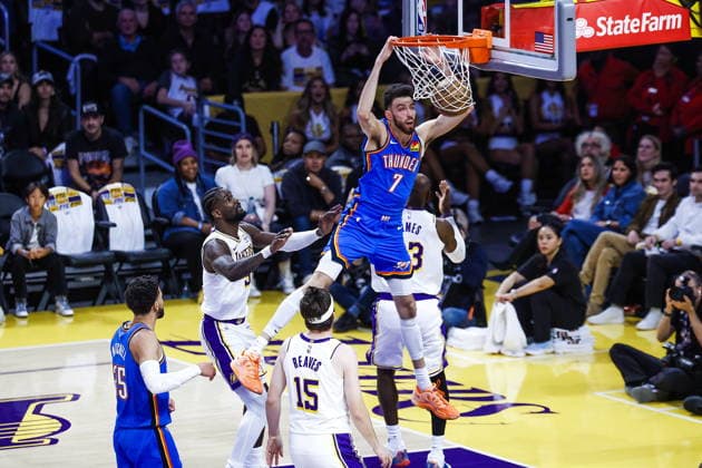 NBA, Basketball Herren, USA Playoffs - Oklahoma City Thunder at Los Angeles Lakers epaselect Thunder forward Chet Holmgren (top) dunks the ball during the first half of game three in second round of the NBA Playoffs between the Los Angeles Lakers and Oklahoma City Thunder at Crypto.Com Arena in Los Angeles, California USA, 09 May 2026. LOS ANGELES CALIFORNIA United States  Copyright: xCHRISxTORRESx