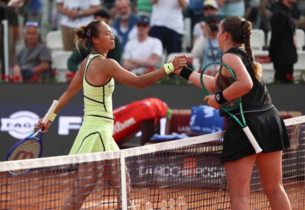(260510) -- ROME, May 10, 2026 -- Zheng Qinwen (L) of China and Jelena Ostapenko of Latvia greet each other after their women s singles third round match at the WTA, Tennis Damen Italian Open in Rome, Italy, May 9, 2026. ) (SP)ITALY-ROME-TENNIS-WTA-ITALIAN OPEN-WOMEN S SINGLES WangxKaiyan 