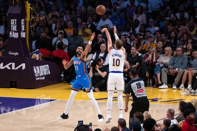 Los Angeles Lakers v Oklahoma City Thunder - NBA, Basketball Herren, USA Conference Semifinals LOS ANGELES, CA, UNITED STATES - MAY 9: Luke Kennard (10) of the Los Angeles Lakers in action against Isaiah Joe (11) of Oklahoma City Thunder during NBA Conference Semifinals Game 3 between Los Angeles Lakers and Oklahoma City Thunder at Oklahoma City Thunder in Los Angeles, United States on May 9, 2026. Jon Putman Anadolu Los Angeles United States. Editorial use only. Please get in touch for any other usage.  Copyright: x2026xAnadoluxJonxPutmanx