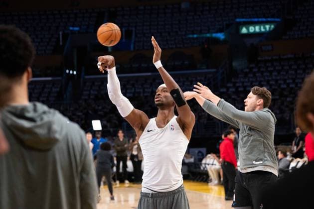 Los Angeles Lakers v Oklahoma City Thunder - NBA, Basketball Herren, USA Conference Semifinals LOS ANGELES, CA, UNITED STATES - MAY 9: Shai Gilgeous-Alexander (2) of Oklahoma City Thunder warms up ahead of NBA Conference Semifinals Game 3 between Los Angeles Lakers and Oklahoma City Thunder at Oklahoma City Thunder in Los Angeles, United States on May 9, 2026. Jon Putman Anadolu Los Angeles United States. Editorial use only. Please get in touch for any other usage.  Copyright: x2026xAnadoluxJonxPutmanx