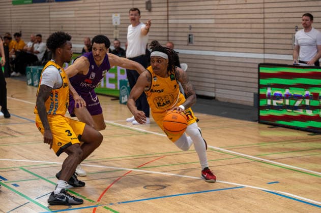 Charles Tyrone Harris Jr. (Bozic Estriche Knights Kirchheim, 03), Zach Jackson (BG Goettingen, 21), Phillip Montreal Russell (Bozic Estriche Knights Kirchheim, 01), GER, Bozic Estriche Kirchheim Knights vs. BG Goettingen, BARMER 2. Basketball Bundesliga, PlayOffs Viertelfinale 2. Spieltag, Saison 2025 2026, 09.05.2026 GER, Bozic Estriche Kirchheim Knights vs. BG Goettingen, BARMER 2. Basketball Bundesliga, PlayOffs Viertelfinale 2. Spieltag, Saison 2025 2026, 09.05.2026 Kirchheim unter Teck Copyright: xEibner-Pressefoto SilasxKunzx EP_SKZ