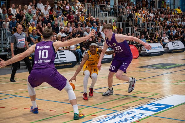 Henrik Helge Drescher (BG Goettingen, 10), Phillip Montreal Russell (Bozic Estriche Knights Kirchheim, 01), Janis Juenemann (BG Goettingen, 20), GER, Bozic Estriche Kirchheim Knights vs. BG Goettingen, BARMER 2. Basketball Bundesliga, PlayOffs Viertelfinale 2. Spieltag, Saison 2025 2026, 09.05.2026 GER, Bozic Estriche Kirchheim Knights vs. BG Goettingen, BARMER 2. Basketball Bundesliga, PlayOffs Viertelfinale 2. Spieltag, Saison 2025 2026, 09.05.2026 Kirchheim unter Teck Copyright: xEibner-Pressefoto SilasxKunzx EP_SKZ