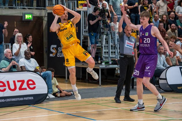 Lucas Mayer (Bozic Estriche Knights Kirchheim, 08), Janis Juenemann (BG Goettingen, 20), GER, Bozic Estriche Kirchheim Knights vs. BG Goettingen, BARMER 2. Basketball Bundesliga, PlayOffs Viertelfinale 2. Spieltag, Saison 2025 2026, 09.05.2026 GER, Bozic Estriche Kirchheim Knights vs. BG Goettingen, BARMER 2. Basketball Bundesliga, PlayOffs Viertelfinale 2. Spieltag, Saison 2025 2026, 09.05.2026 Kirchheim unter Teck Copyright: xEibner-Pressefoto SilasxKunzx EP_SKZ