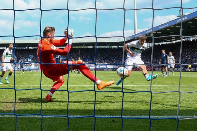 Bochum, Germany, 09.05.26, Timo Horn (VfL Bochum) und Maik Nawrocki (Hannover 96) im Zweikampf während des Spiels der 2. Bundesliga zwischen VfL Bochum - Hannover 96 im Vonovia Ruhrstadion in Bochum. (Photo by Joachim Bywaletz) DFB DFL REGULATIONS PROHIBIT ANY USE OF PHOTOGRAPHS AS IMAGE SEQUENCES AND OR QUASI-VIDEO. *** Bochum, Germany, 09 05 26, Timo Horn VfL Bochum and Maik Nawrocki Hannover 96 in a duel during the Bundesliga 2 match between VfL Bochum Hannover 96 at the Vonovia Ruhrstadion in Bochum Photo by Joachim Bywaletz DFB DFL REGULATIONS PROHIBIT ANY USE OF PHOTOGRAPHS AS IMAGE SEQUENCES AND OR QUASI VIDEO Copyright: JoachimxBywaletz xJB-Sportfoto