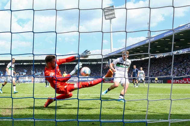 Bochum, Germany, 09.05.26, Timo Horn (VfL Bochum) und Maik Nawrocki (Hannover 96) im Zweikampf während des Spiels der 2. Bundesliga zwischen VfL Bochum - Hannover 96 im Vonovia Ruhrstadion in Bochum. (Photo by Joachim Bywaletz) DFB DFL REGULATIONS PROHIBIT ANY USE OF PHOTOGRAPHS AS IMAGE SEQUENCES AND OR QUASI-VIDEO.