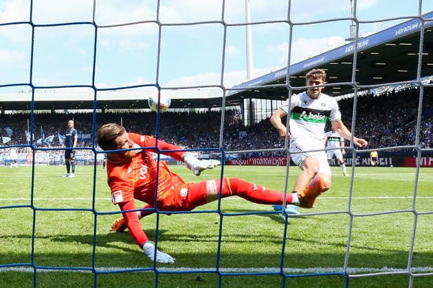 Bochum, Germany, 09.05.26, Timo Horn (VfL Bochum) und Maik Nawrocki (Hannover 96) im Zweikampf während des Spiels der 2. Bundesliga zwischen VfL Bochum - Hannover 96 im Vonovia Ruhrstadion in Bochum. (Photo by Joachim Bywaletz) DFB DFL REGULATIONS PROHIBIT ANY USE OF PHOTOGRAPHS AS IMAGE SEQUENCES AND OR QUASI-VIDEO.