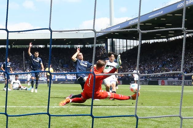 Bochum, Germany, 09.05.26, Noah Loosli (VfL Bochum), Timo Horn (VfL Bochum) und Daisuke Yokota (Hannover 96) im Zweikampf während des Spiels der 2. Bundesliga zwischen VfL Bochum - Hannover 96 im Vonovia Ruhrstadion in Bochum. (Photo by Joachim Bywaletz) DFB DFL REGULATIONS PROHIBIT ANY USE OF PHOTOGRAPHS AS IMAGE SEQUENCES AND OR QUASI-VIDEO.