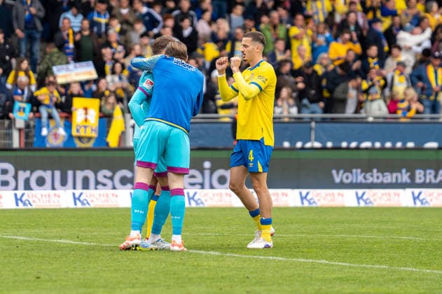 Deutschland: Fussball, 2. Bundesliga, 33. Spieltag 2025 26, Eintracht Braunschweig - Dynamo Dresden am 09.05. in Braunschweig, Eintracht-Stadion: Ron-Thorben Hoffmann (Eintracht Braunschweig 1) Andi Hoti (Eintracht Braunschweig 4) nach dem Schlusspfiff. Jubel, Freude, Emotionen