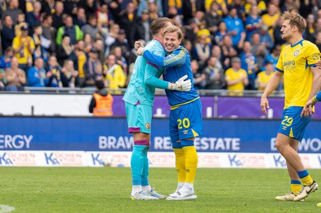 Deutschland: Fussball, 2. Bundesliga, 33. Spieltag 2025 26, Eintracht Braunschweig - Dynamo Dresden am 09.05. in Braunschweig, Eintracht-Stadion: Ron-Thorben Hoffmann (Eintracht Braunschweig 1) Lino Tempelmann (Eintracht Braunschweig 20). Jubel, Freude, Emotionen