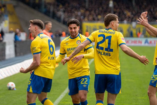 Deutschland: Fussball, 2. Bundesliga, 33. Spieltag 2025 26, Eintracht Braunschweig - Dynamo Dresden am 09.05. in Braunschweig, Eintracht-Stadion: Tor zum 1:0 Florian Flick (Eintracht Braunschweig 6) Jubel, Freude, Emotionen, Torjubel
