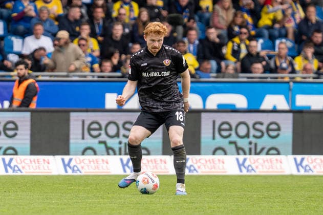 Deutschland: Fussball, 2. Bundesliga, 33. Spieltag 2025 26, Eintracht Braunschweig - Dynamo Dresden am 09.05. in Braunschweig, Eintracht-Stadion: Robert Wagner (Dynamo Dresden 18) am Ball