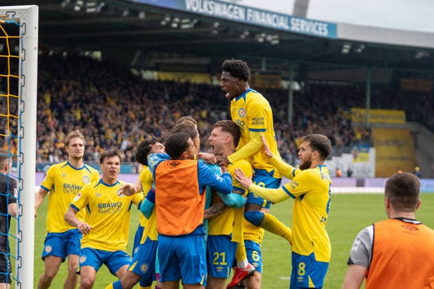 Deutschland: Fussball, 2. Bundesliga, 33. Spieltag 2025 26, Eintracht Braunschweig - Dynamo Dresden am 09.05. in Braunschweig, Eintracht-Stadion: Ron-Thorben Hoffmann (Eintracht Braunschweig 1) hält Elfmeter von Stefan Kutschke (Dynamo Dresden 30). Jubel, Freude, Emotionen, Faride Alidou (Eintracht Braunschweig 10)