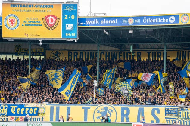 Deutschland: Fussball, 2. Bundesliga, 33. Spieltag 2025 26, Eintracht Braunschweig - Dynamo Dresden am 09.05. in Braunschweig, Eintracht-Stadion: Fans, Spruchband, Fahne, Transparent