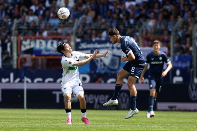 Bochum, Germany, 09.05.26, Daisuke Yokota (Hannover 96) und Kjell Waetjen (VfL Bochum) im Zweikampf während des Spiels der 2. Bundesliga zwischen VfL Bochum - Hannover 96 im Vonovia Ruhrstadion in Bochum. (Photo by Joachim Bywaletz) DFB DFL REGULATIONS PROHIBIT ANY USE OF PHOTOGRAPHS AS IMAGE SEQUENCES AND OR QUASI-VIDEO.