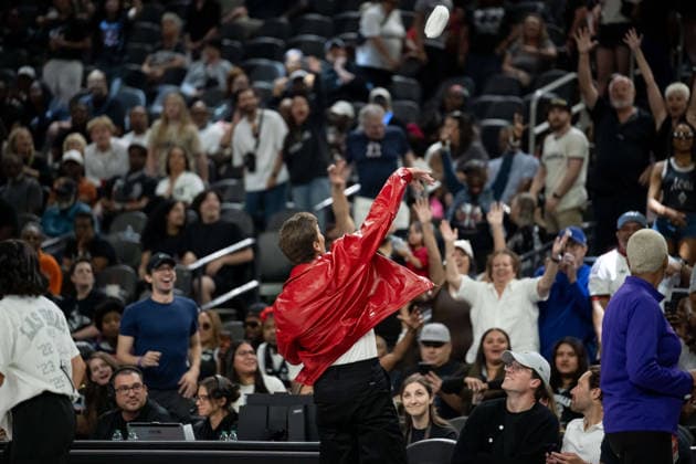 May 10, 2026, Las Vegas, Nevada, USA: TOM BRADY court side ahead during 2026 WNBA, Basketball Damen, USA season opener between Las Vegas Aces and Phoenix Mercury at the T Mobile Arena in Las Vegas. Las Vegas USA - ZUMAo117 20260510_zsp_o117_049 Copyright: xMikaelxOnax