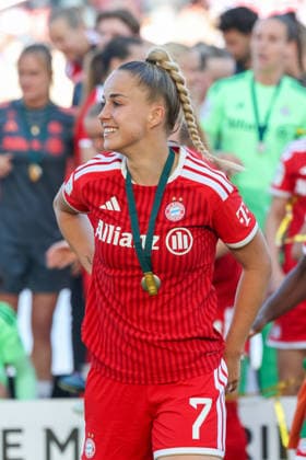 Giulia Gwinn (FC Bayern Muenchen, 07) lacht, die Spielerinnen des FC Bayern Muenchen feiern die deutsche Meisterschaft, Meisterfeier, Emotionen, GER, FC Bayern Muenchen vs. Eintracht Frankfurt, Fussball, Google Pixel Frauen-Bundesliga, 25. Spieltag, Saison 2025 2026, 09.05.2026, DFL DFB REGULATIONS PROHIBIT ANY USE OF PHOTOGRAPHS as IMAGE SEQUENCES and or QUASI-VIDEO, GER, FC Bayern Muenchen vs. Eintracht Frankfurt, Fussball, Google Pixel Frauen-Bundesliga, 25. Spieltag, Saison 2025 2026, 09.05.2026 Muenchen *** Giulia Gwinn FC Bayern Muenchen, 07 laughs, the players of FC Bayern Muenchen celebrate the German championship, championship celebration, emotions, GER, FC Bayern Muenchen vs Eintracht Frankfurt, football, Google Pixel Womens Bundesliga, 25 matchday, Season 2025 2026, 09 05 2026, DFL DFB REGULATES PROHIBIT ANY USE OF PHOTOGRAPHS as IMAGE SEQUENCES and or QUASI VIDEO, GER, FC Bayern Muenchen vs Eintracht Frankfurt, Football, Google Pixel Womens Bundesliga, 25 Matchday, Season 2025 2026, 09 05 2026 Muenchen Copyright: xEibner-Pressefoto JennixMaulx EP_JML