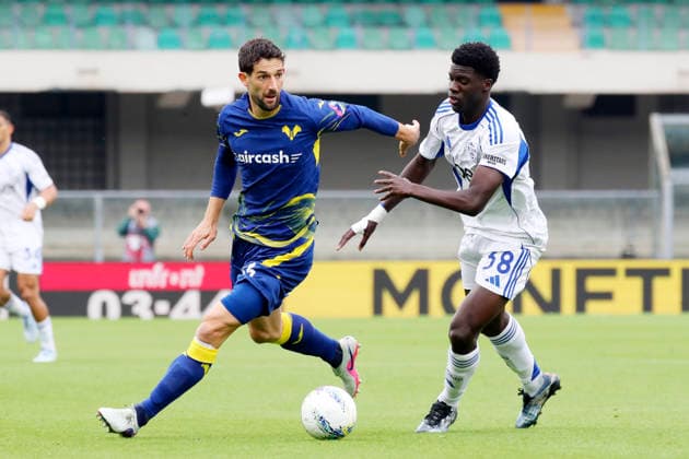 Verona™s Roberto Gagliardini Como™s Assane Diao during the Serie A soccer match between Hellas Verona and Como at the Bentegodi Stadium in Verona, north west Italy - Sunday , May 10 , 2026. - Soccer .  Copyright: xPaolaxGarbuio Lapressex