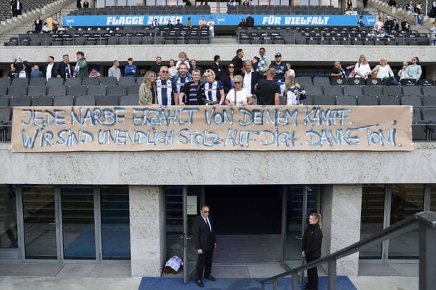10.05.2025, xtgx, Fussball 2. Bundesliga, Hertha BSC Berlin - SpVgg Greuther Fürth emspor, v.l. Hertha verabschiedet Toni Leistner (Hertha, 37) (DFL DFB REGULATIONS PROHIBIT ANY USE OF PHOTOGRAPHS as IMAGE SEQUENCES and or QUASI-VIDEO) Berlin