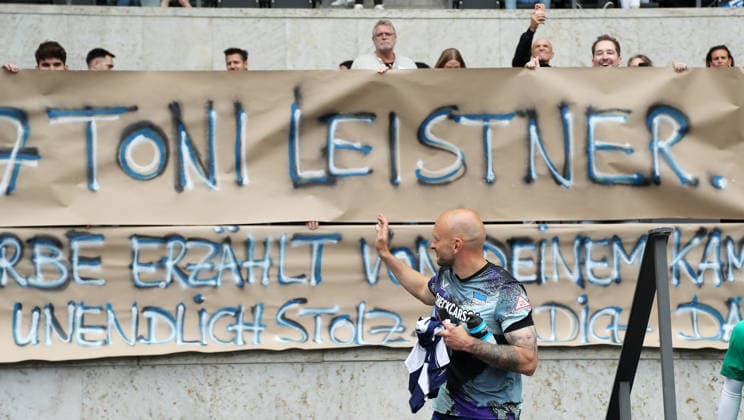 Toni Leistner, Plakat, Transparent der Herthafans für Toni Leistner Fußball Fussball DFL 2.Bundesliga Herren 33.Spieltag Saison 2025 2026 10.05.2026 Hertha BSC Berlin vs. SpVgg Greuther Fürth DFL regulations prohibit any use of photographs as image sequences and or quasi-video