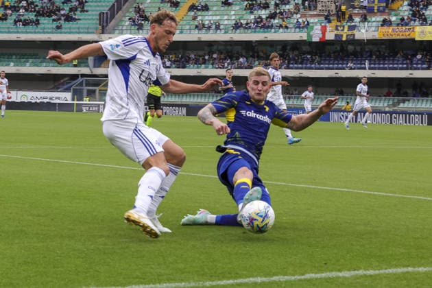 IPA84540246 - Nicolás Valentini of Hellas Verona FC battle for the ball with Mergim Vojvoda of Como 1907 during Hellas Verona FC vs Como 1907, 36° Serie A Enilive 2025-26 game at Marcantonio Bentegodi stadium in Verona (VR), Italy, on May 10, 2026.  Copyright: xDavidexCasentini IPAxSportx xx 84540246