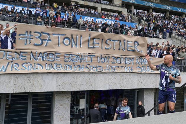 10.05.2025, xtgx, Fussball 2. Bundesliga, Hertha BSC Berlin - SpVgg Greuther Fürth emspor, v.l. Toni Leistner (Hertha, 37) Bedankt sich bei den Fans (DFL DFB REGULATIONS PROHIBIT ANY USE OF PHOTOGRAPHS as IMAGE SEQUENCES and or QUASI-VIDEO) Berlin